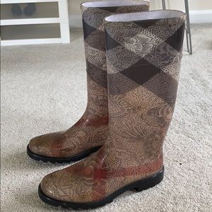 Burberry authentic rare lace patterned rain boots